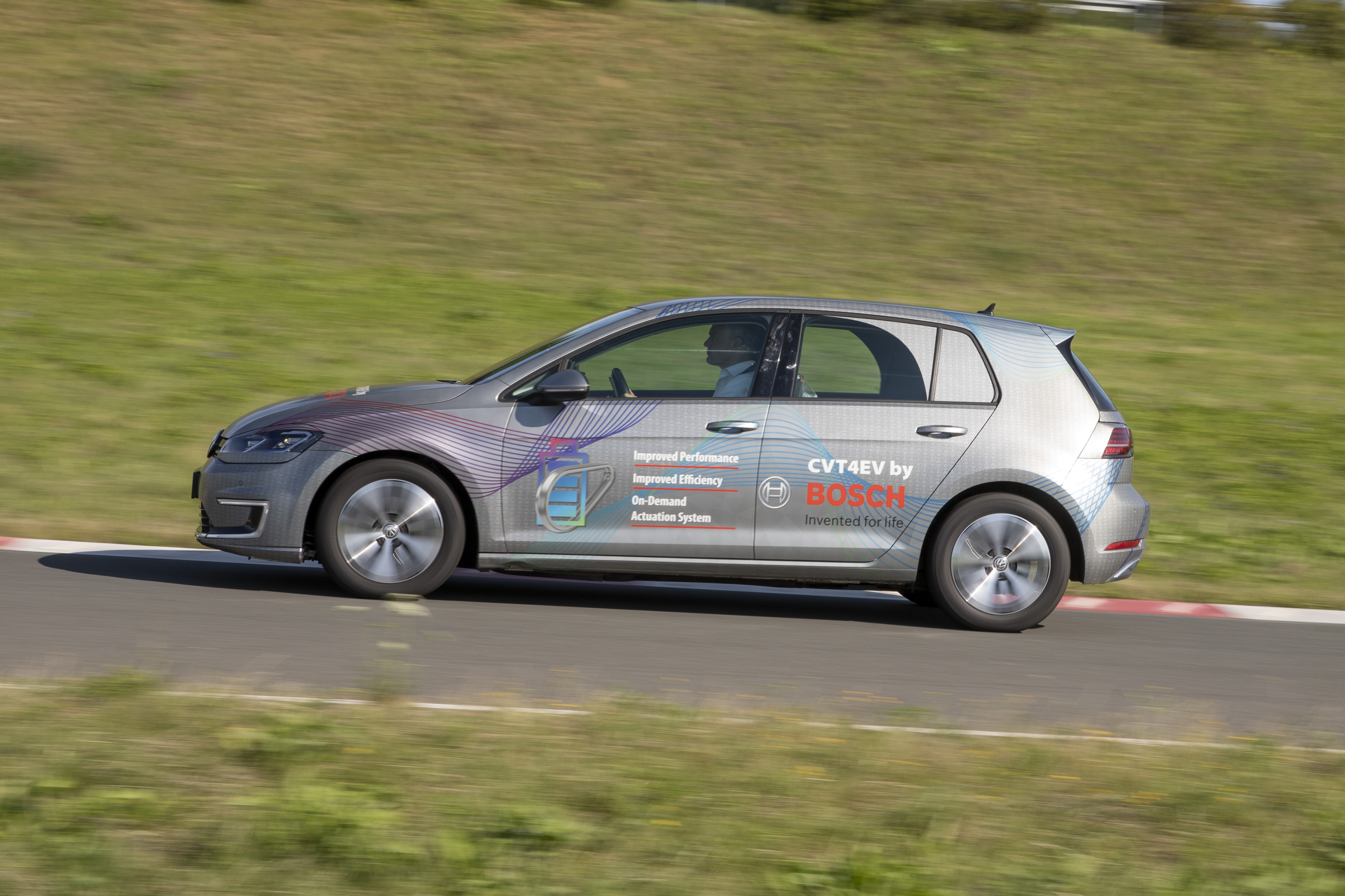 Od przyczep kempingowych po samochody sportowe: Bosch poszerza możliwości stosowania napędów elektrycznych. Bezstopniowa skrzynia biegów CVT poprawia efektywność i osiągi