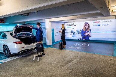 Światowa premiera: system parkowania bez kierowcy firm Bosch i Mercedes-Benz dop ...